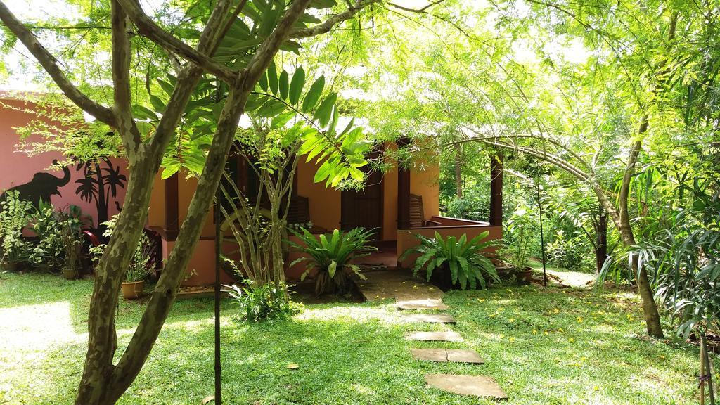 Walawa Blue Sapphire Hotell Udawalawe Exteriör bild